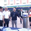 在2025年世界知识产权日之际，与会代表参观了水利大学的“科技与创新产品”展区。图自《新河内报》