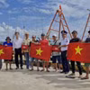 越南海警第四区司令部与干好乡联合举办“海警与渔民同行”框架下的社区宣传活动，旨在提升对打击非法、不报告和不受管制捕捞的认识。图自越通社。