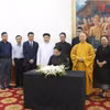 越共中央委员、越南祖国阵线中央委员会副主席兼秘书长河氏俄在吊唁簿上题词。图自daidoanket.vn