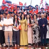 越南外交部副部长黎氏秋姮与参加2026年越南夏令营的侨胞代表合影留念。图自越通社