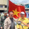 委内瑞拉外交部长伊万·希尔·平托在机场迎接越南代表团。图自越通社