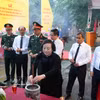 越南政府副总理、中央书记处书记、国家烈士遗骸寻找、归集和身份确认指导委员会主任范氏清茶和各位代表在烈士遗骸搜寻发掘前向各位英烈进香。图自越通社