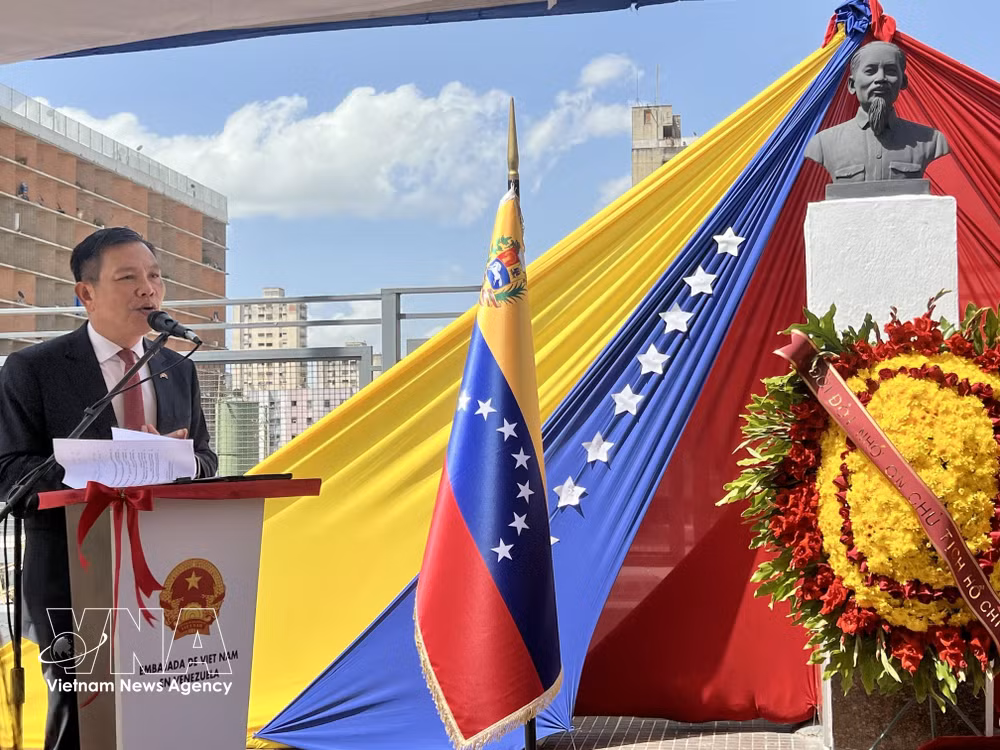 vnanet-potal-le-dat-vong-hoa-tai-tuong-dai-chu-tich-ho-chi-minh-tai-venezuela-8764447.jpg