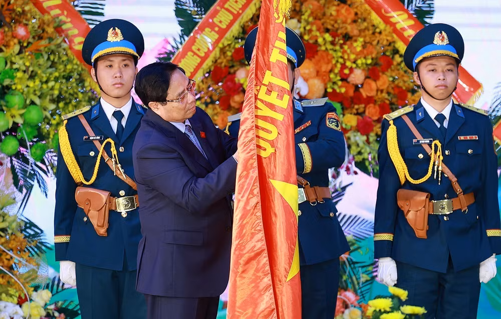 vna-potal-thu-tuong-du-le-don-nhan-danh-hieu-anh-hung-llvt-nhan-dan-cua-quan-chung-phong-khong-khong-quan-8351534.jpg