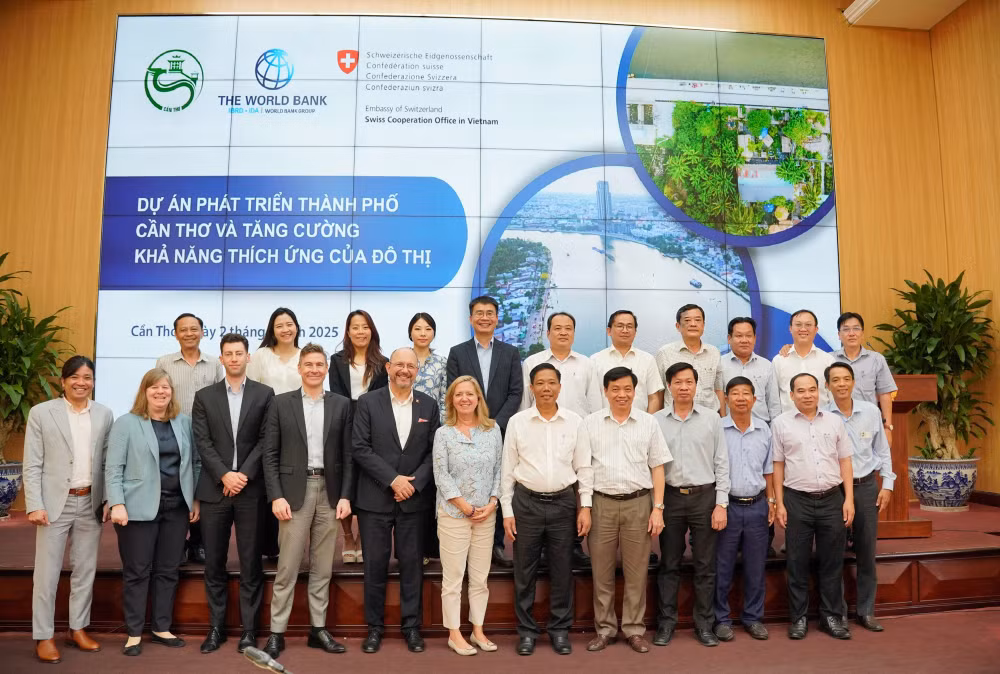 doan-cong-tac-world-bank-chinh-phu-thuy-si-va-lanh-dao-thanh-pho-can-tho-chup-anh-chung-anh-thanh-liem-2.jpg