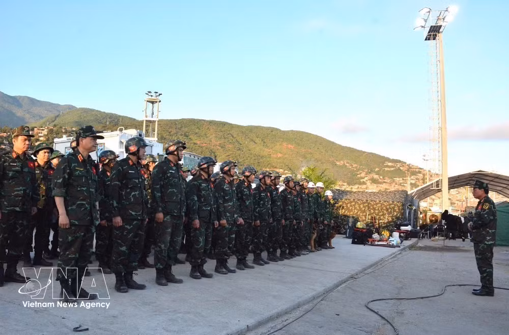vnanet-potal-doan-viet-nam-chay-dua-voi-thoi-gian-tim-kiem-nan-nhan-dong-dat-tai-venezuela-8862530-1.jpg