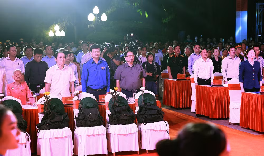 vna-potal-thu-tuong-du-le-thap-nen-tri-an-cac-anh-hung-liet-si-tai-nghia-trang-liet-si-quoc-gia-truong-son-8173802.jpg