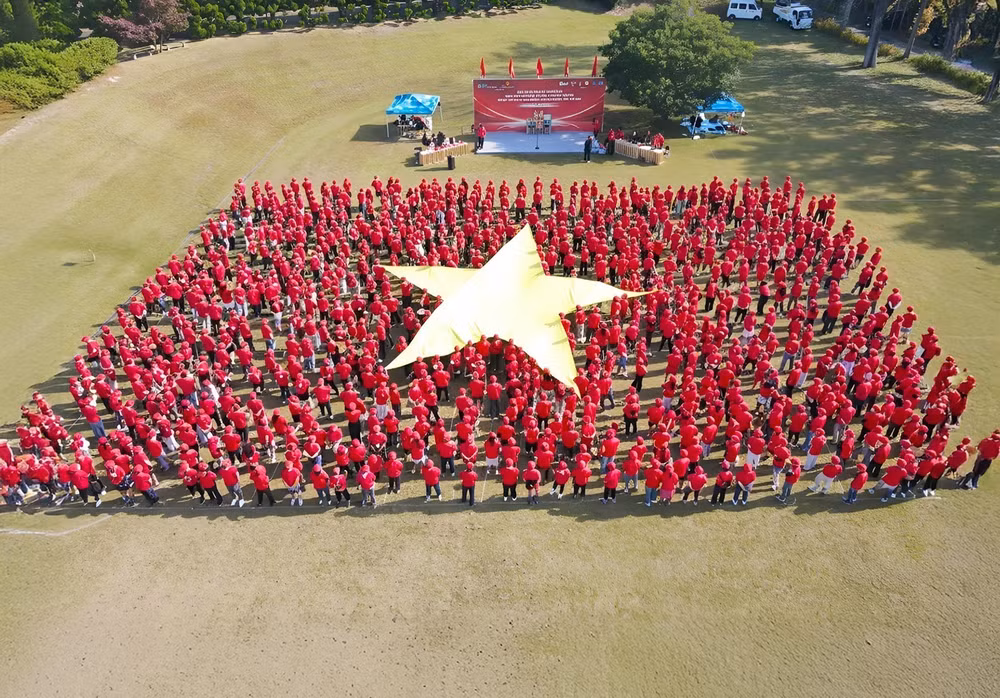 vna-potal-ngay-hoi-dai-doan-ket-toan-dan-toc-nam-2025-tai-fukuoka-xac-nhan-ky-luc-xep-la-co-to-quoc-lon-nhat-trong-cong-dong-nguoi-viet-tai-nhat-ban-8411270.jpg