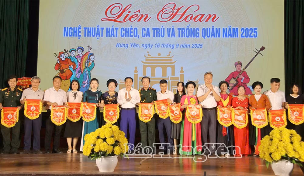 95420-ban-to-chuc-trao-co-luu-niem-cho-cac-xa-phuong-tham-gia-lien-hoan-14413816.jpg