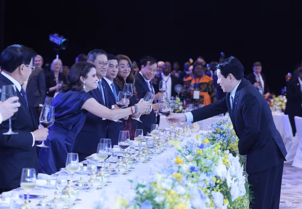 vna-potal-chu-tich-nuoc-luong-cuong-chu-tri-chieu-dai-cac-doan-tham-du-le-mo-ky-cong-uoc-ha-noi-8363338.jpg