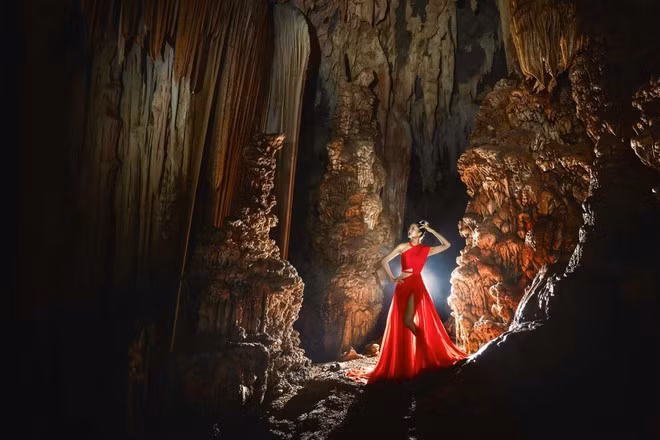 hoa-hau-hhen-nie-dress-by-le-thanh-hoa4.jpg