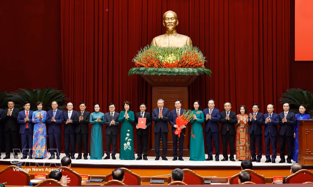 vnanet-potal-hoi-nghi-cong-bo-quyet-dinh-cua-bo-chinh-tri-ve-cong-tac-can-bo-8698024.jpg