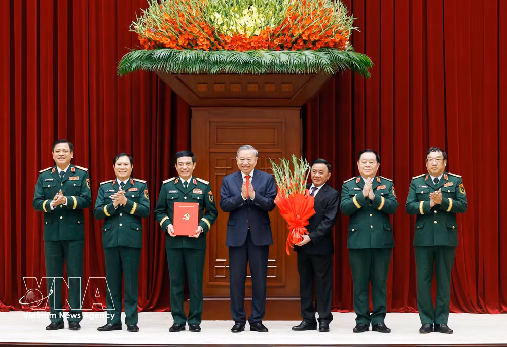 vnanet-potal-hoi-nghi-cong-bo-quyet-dinh-cua-bo-chinh-tri-ve-cong-tac-can-bo-8698053.jpg