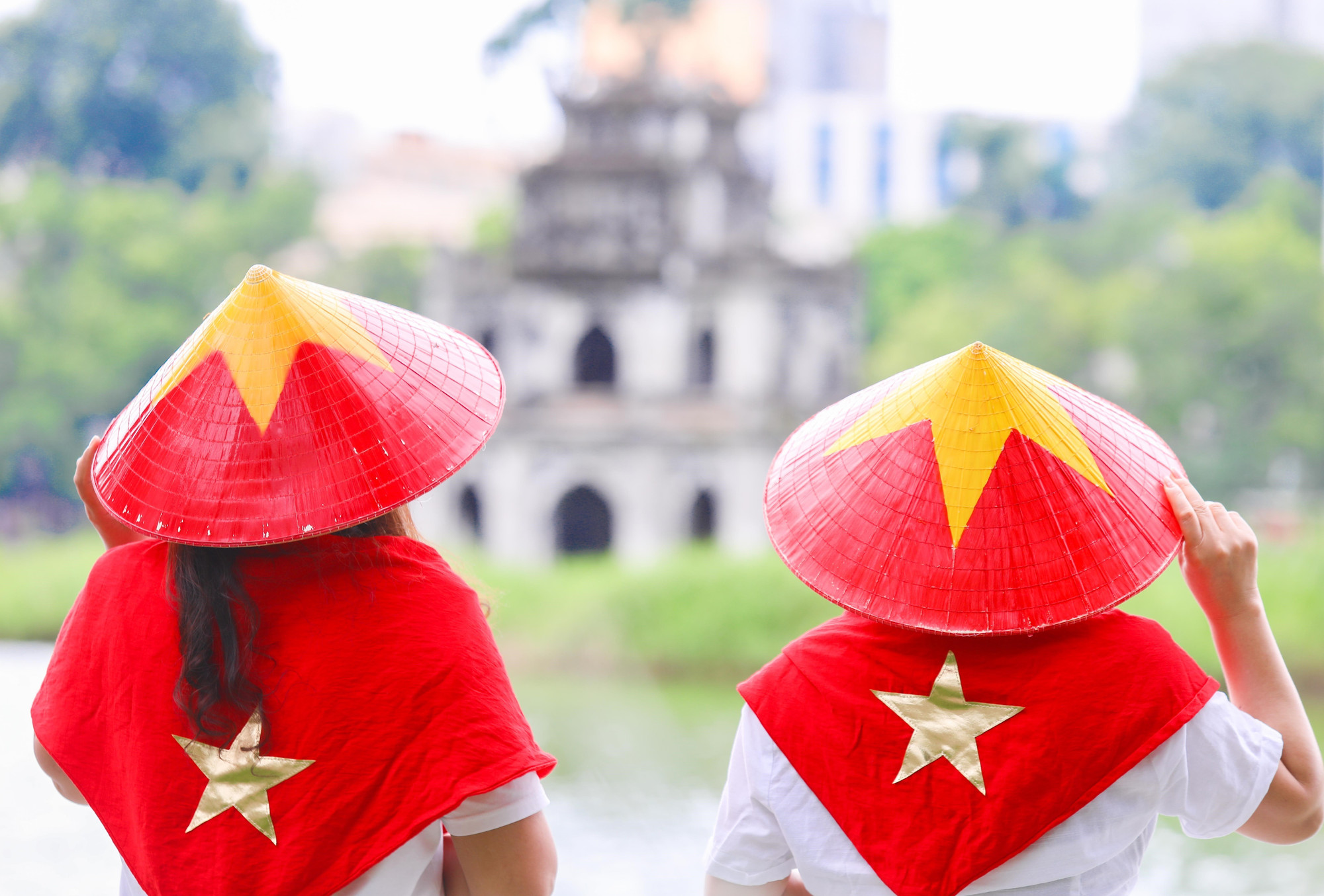 年轻人身穿金星红旗斗笠与配件，以此彰显爱国情怀。图自越通社