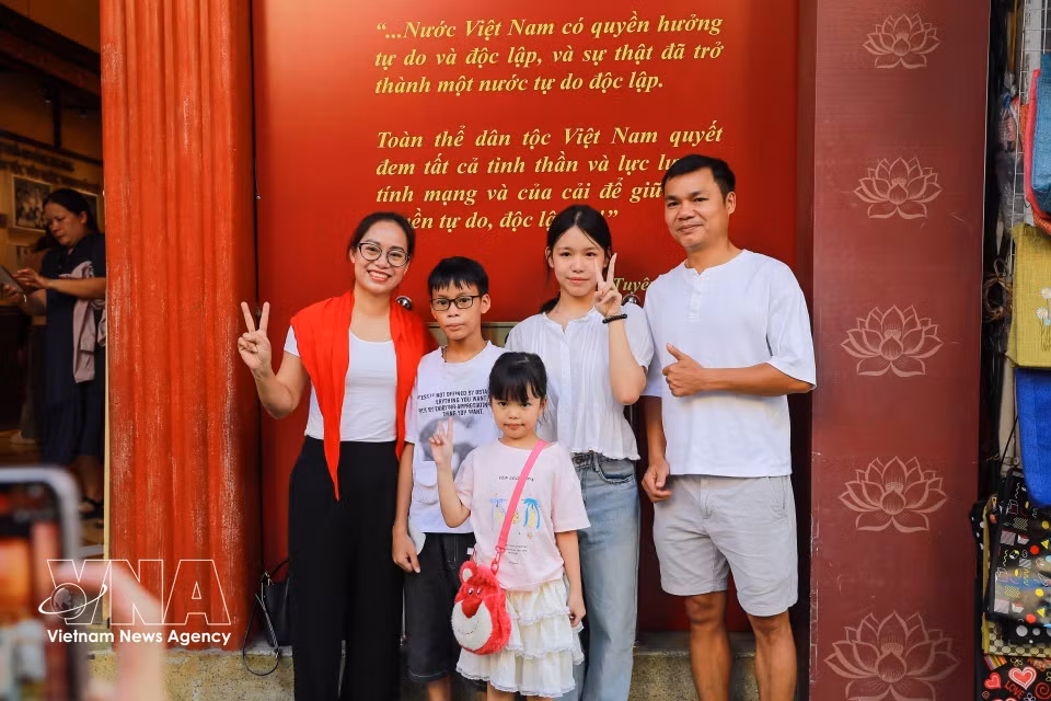 一家人在行昂街48号房拍照留念。图自越通社