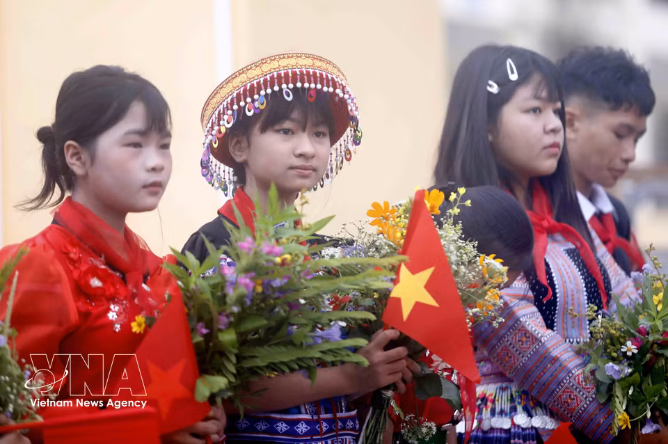 开学日当天的安山小学和初中寄宿学校学生。图自越通社