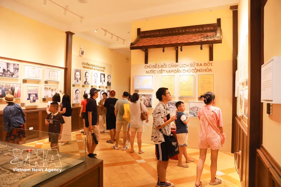 国庆节当日，行昂街48号房成为吸引众多民众和游客的历史地址之一。图自越通社