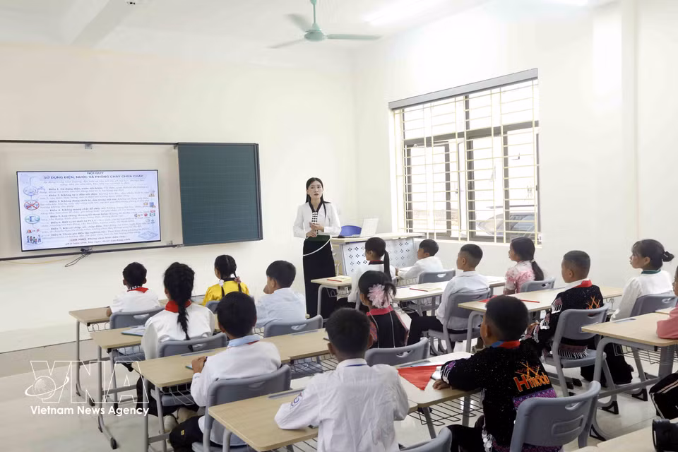 安山小学和初中寄宿学校教师向学生讲解用电、用水及消防安全规定。图自越通社