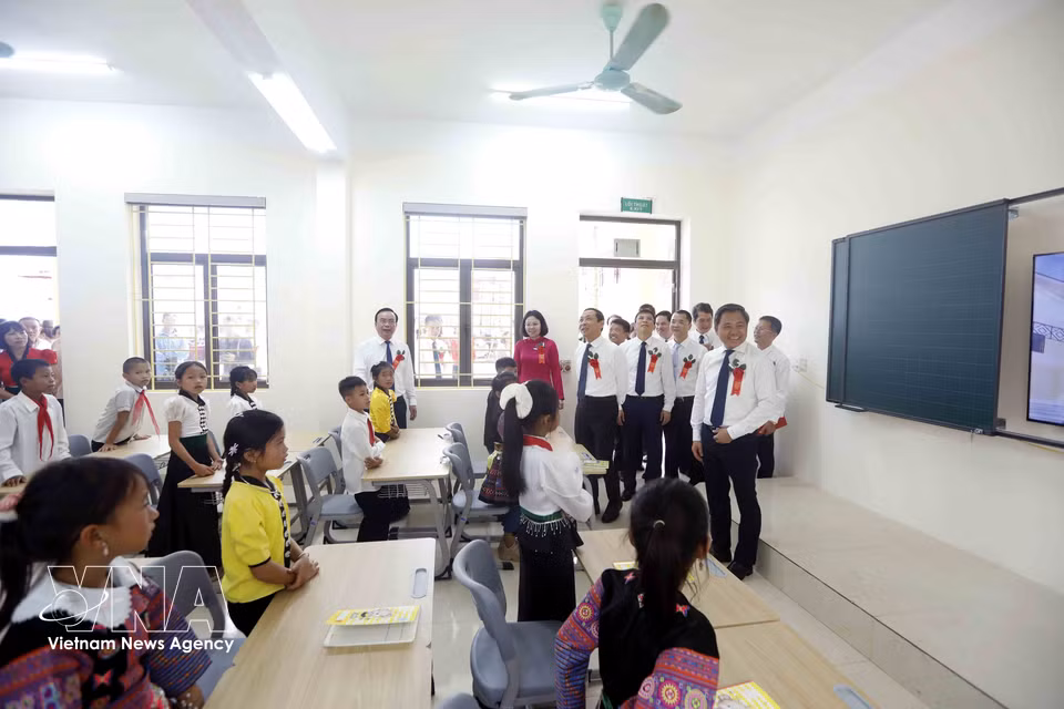 山罗省代表参观安山小学和初中寄宿学校的教室。图自越通社