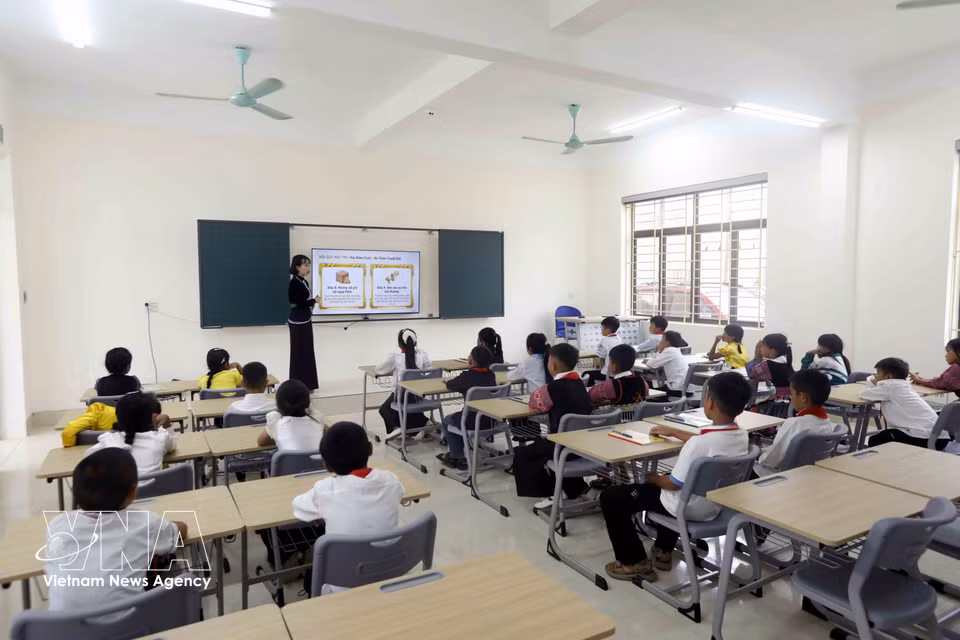 安山小学和初中寄宿学校教师向学生讲解寄宿规章制度。图自越通社