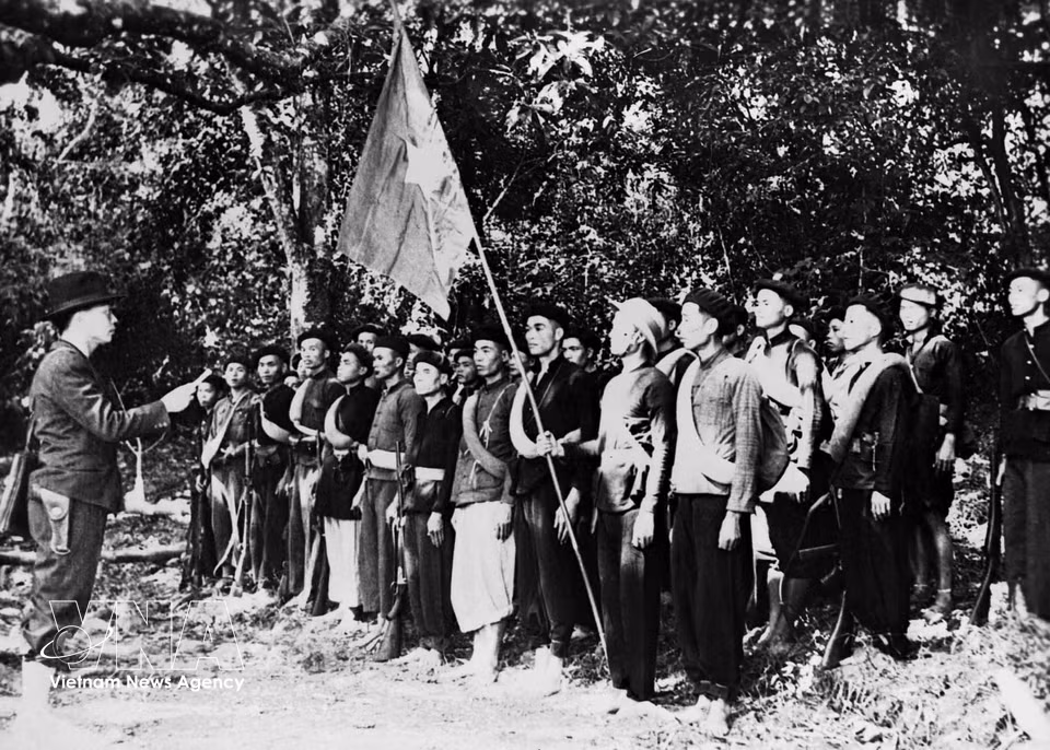 1944年12月22日在高平省，越南人民军的前身——越南解放军宣传队成立，由武元甲同志任指挥，开创了革命武装斗争的新局面。图自越通社