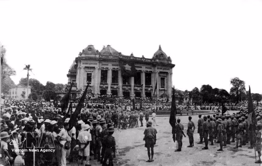 1945年8月19日，河内与周边省份数十万名群众踊跃来到河内大剧院广场，参加由革命群众举行的规模前所未有的集会，响应夺取政权总起义。图自越通社