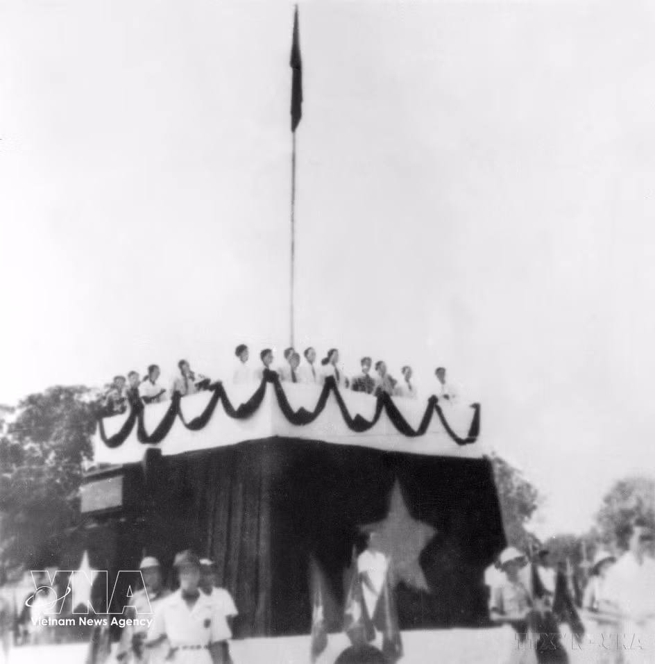 1945年9月2日，胡志明主席在巴亭广场宣读《独立宣言》，宣告东南亚第一个人民民主国家——越南民主共和国的诞生。图自越通社