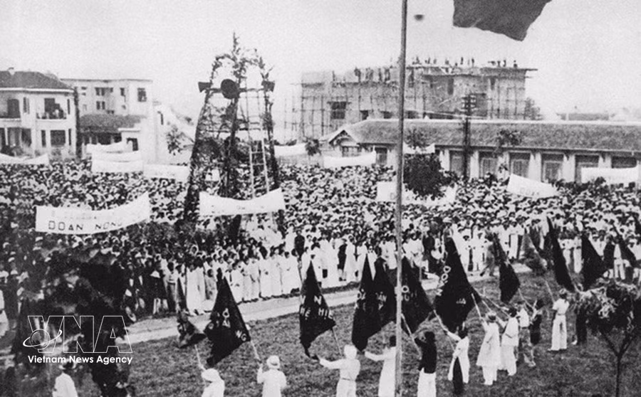 1936-1939年反对殖民反动派及其走狗、反对法西斯和战争、争取自由、温饱与和平的民主运动，掀起了革命高潮，被视为1945年八月革命胜利的预演。图中：1938年5月，在河内市斗巧区（现是河内市友谊劳动文化宫）举行的五一国际劳动节纪念集会。图自越通社