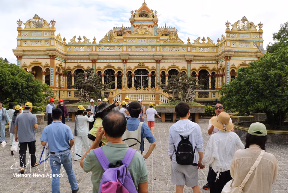 游客参观永长寺。图自越通社