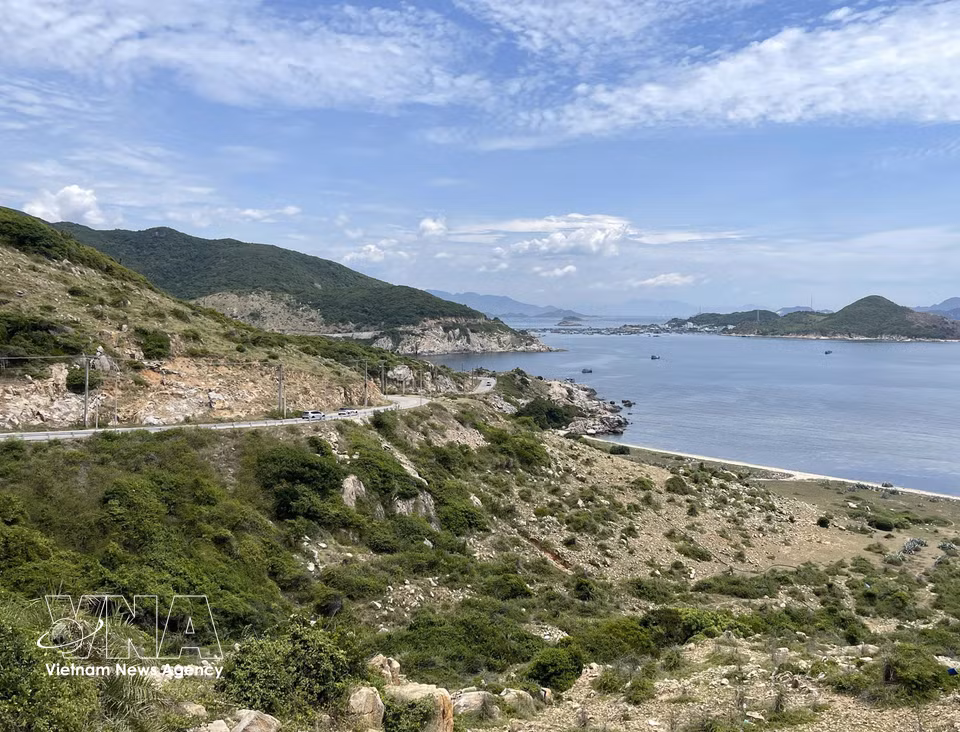 ĐT.702沿海公路蜿蜒穿行于主山山脉与大海之间，造就了绝美的景观。图自越通社
