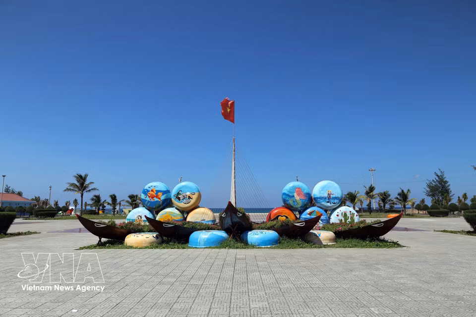 岘港市广富坊三清海滨广场的装饰空间。图自越通社