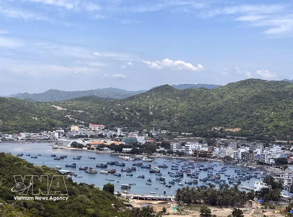 主山和大海环绕着庆和省永海乡永希旅游村。图自越通社