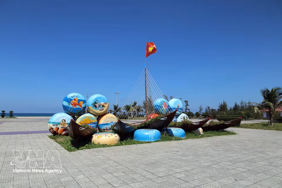 岘港市广富坊三清海滨广场的装饰空间。图自越通社 ​