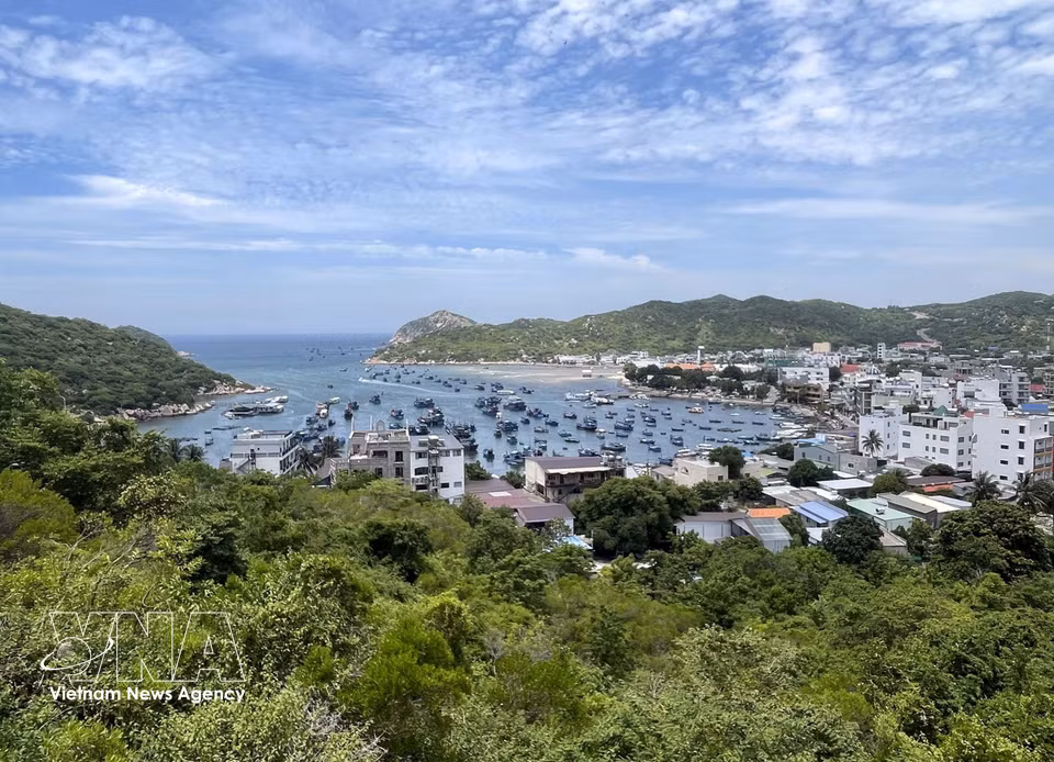 主山和大海环绕着庆和省永海乡永希旅游村。图自越通社