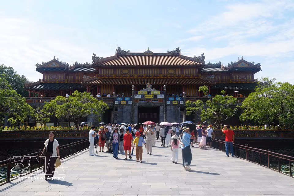 九·二国庆节期间，游客前往顺化大内参观。图自越通社