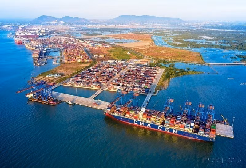 越南一直位居高增长经济体前列。图为：巴地头顿省Gemalink国际港口是工业、贸易和全球一体化战略港口之一。图自越通社