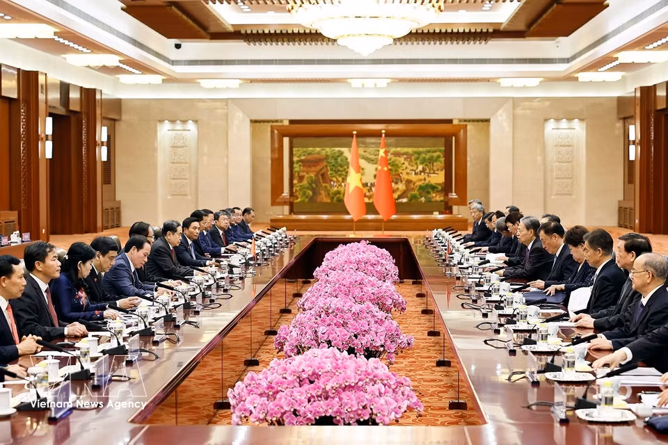 越南社会主义共和国国会主席陈青敏与中共中央政治局常委、全国人大常委会委员长赵乐际在北京举行会谈，并共同主持越南国会与中国全国人大联合委员会第二次会议。图自越通社