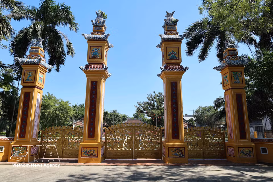 位于岘港市盘石坊的国家级艺术建筑遗迹文圣—孔庙的三川门及四根表柱。图自越通社