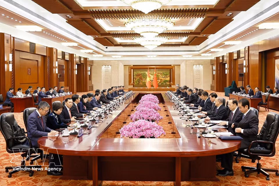 越南社会主义共和国国会主席陈青敏与中共中央政治局常委、全国人大常委会委员长赵乐际举行会谈，并共同主持越南国会与中国全国人大联合委员会第二次会议。图自越通社