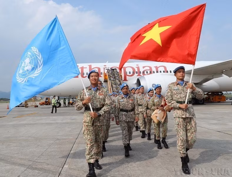 越南是各国际组织中主动、积极和负责任的成员。图为：2024年9月28日，越南国防部举行仪式，欢迎在联合国阿卜耶伊临时安全部队（UNISFA）执行维和任务一年多的越南二号工兵队圆满完成任务、平安回国。图自越通社