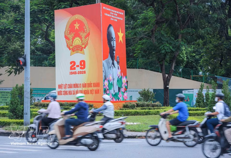 在阮文喧街设置大型宣传展板，喜迎9·2国庆81周年。图自 越通社