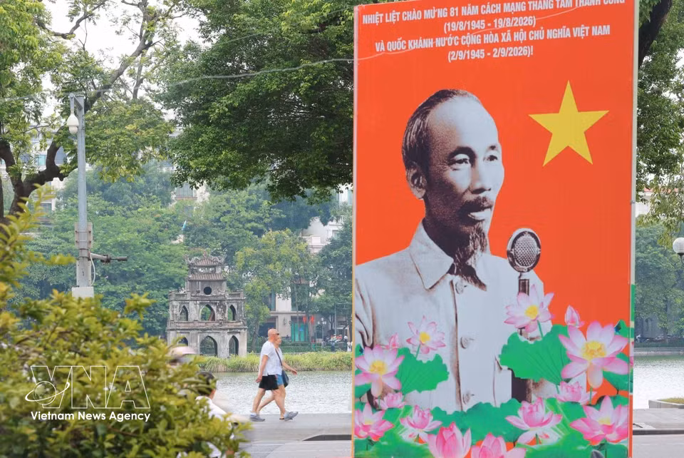 在还剑湖周边重要位置设置多组大型宣传展板，庆祝越南国庆81周年（1945年9月2日—2026年9月2日）。图自 越通社