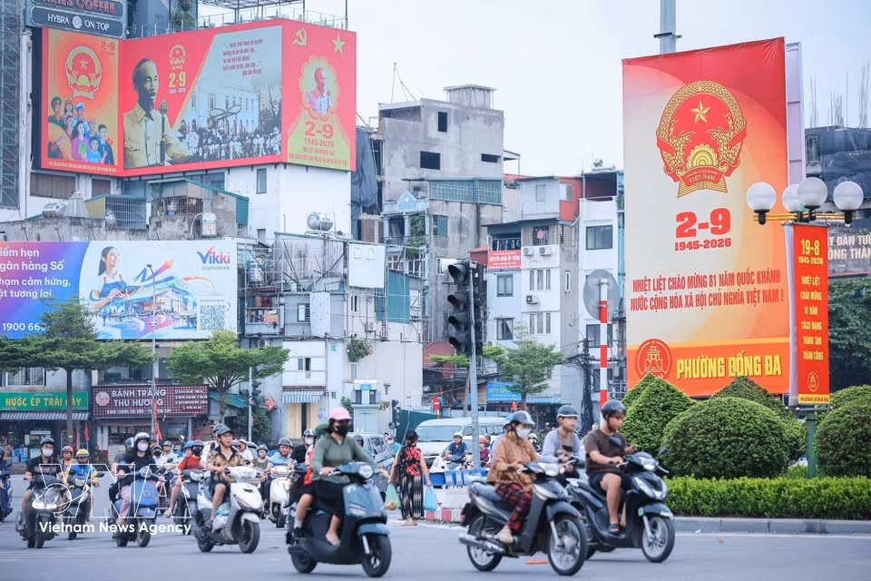 在椰市门（Ô Chợ Dừa）六岔路口，大型宣传展板庄重设置，庆祝越南社会主义共和国国庆81周年（1945.9.2-2026.9.2）。图自 越通社