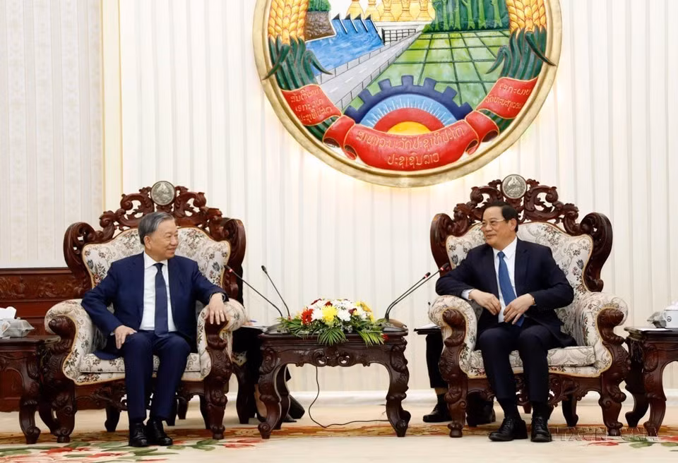 2023年9月29日，老挝总理宋赛·西潘敦亲切会见了对老挝进行正式访问的越南公安部部长苏林大将。图自越通社