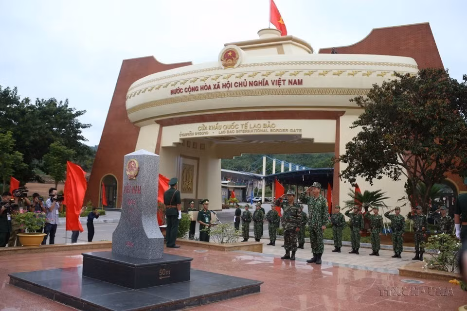 2019年7月30日，越老两国在越老边境地区605号国界碑区域举行仪式，向界碑敬礼和见证两国联合巡逻。图自越通社