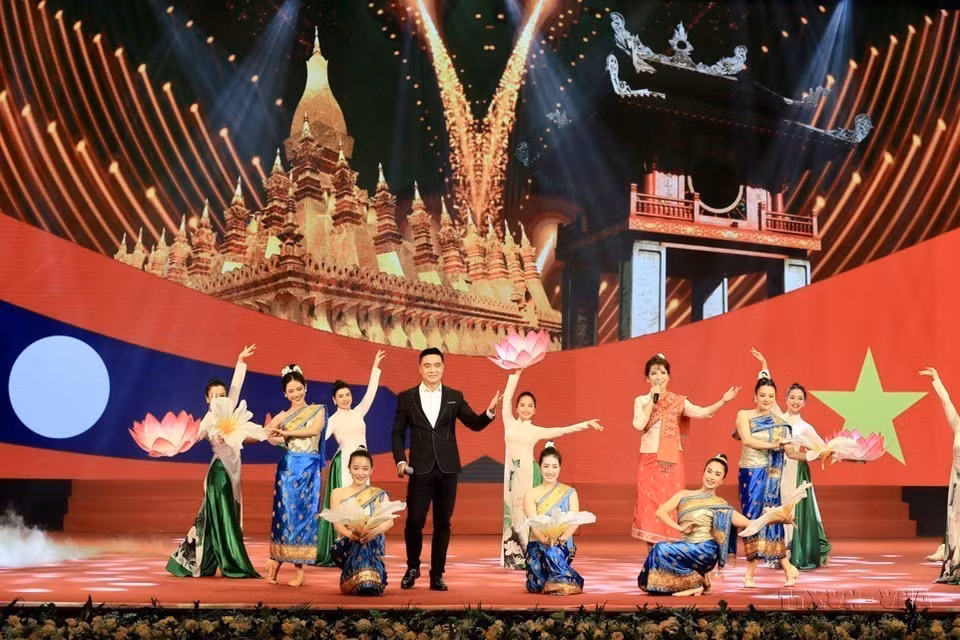 越老两国在越南首都河内隆重举行越老建交60周年暨越老友好合作条约签署45周年纪念典礼。图自越通社