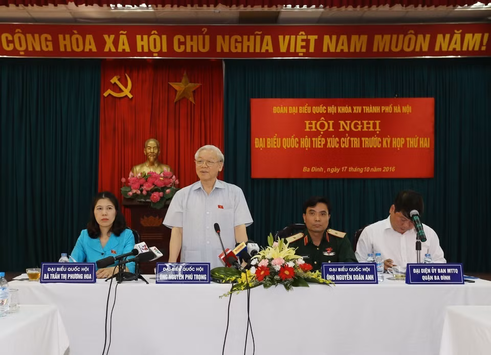 2010年6月28日，越南国会主席阮富仲会见河静省胡伯伯好孩子代表团。图自 越通社