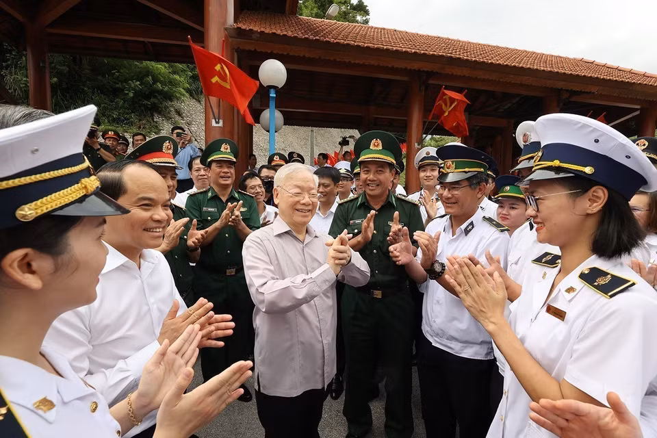 2023年8月25日，阮富仲总书记莅临谅山省并与谅山省友谊国际口岸干部员工合影。图自 越通社