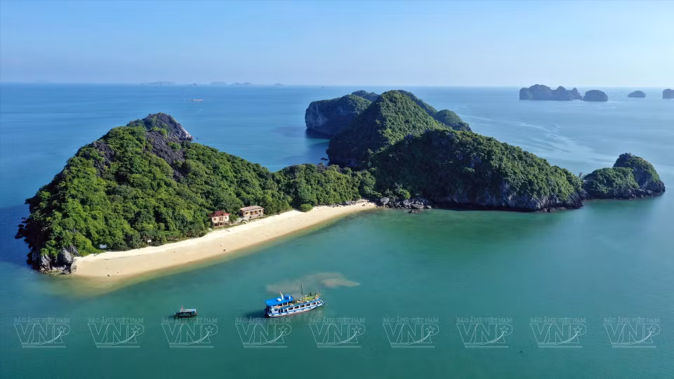 猴子岛（又称吉椰岛）是游客来到兰夏湾体验时不容错过的有趣目的地。图自越通社/越南画报