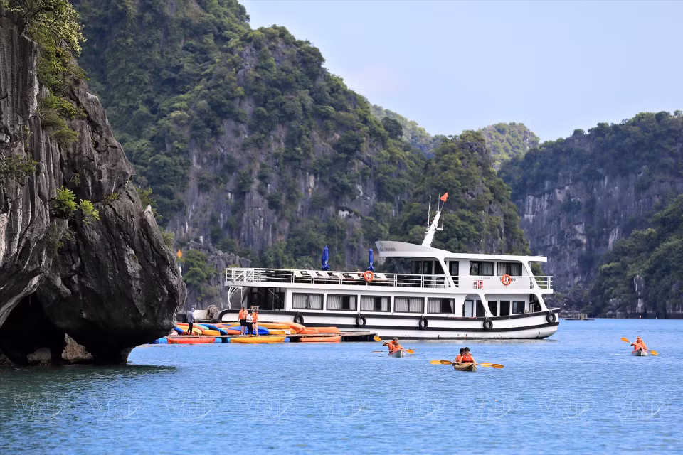 游客可从游轮乘皮划艇踏上无与伦比海湾探索之旅。图自越通社/越南画报